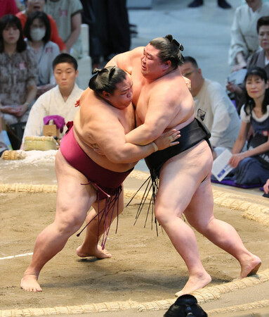 御嶽海(左)は正代を寄り切りで破る=18日、愛知・IGアリーナ