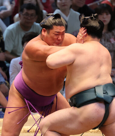 佐田の海(右)を攻める尊富士=18日、愛知・IGアリーナ