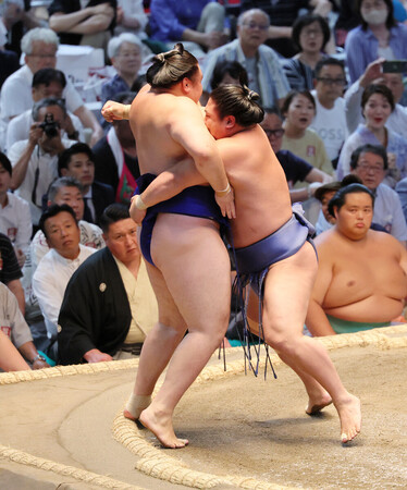 若隆景(右)は欧勝馬を寄り切りで下す=18日、愛知・IGアリーナ