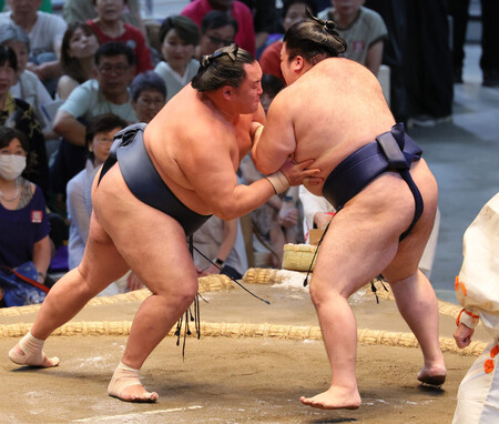 豪ノ山(右)を攻める玉鷲=18日、愛知・IGアリーナ