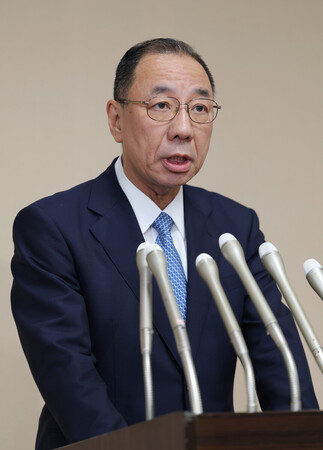 就任会見をする東京高検の川原隆司検事長=18日午後、東京都千代田区