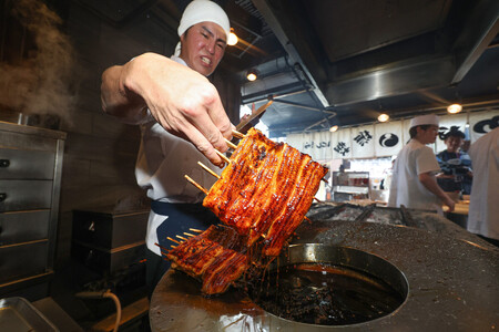「土用の丑(うし)の日」を迎え、うなぎを焼く店員=19日午前、東京都目黒区の「八ツ目や にしむら 目黒店」