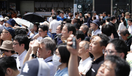 参院選の街頭演説を聞く有権者ら=19日、JR仙台駅前