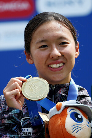 女子3キロノックアウトスプリントを制し、表彰式で金メダルを手にする梶本一花=19日、シンガポール(EPA時事)