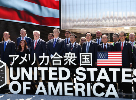 大阪・関西万博で開かれた米国の「ナショナルデー」の式典後、記念撮影するベセント米財務長官(前列左から4人目)、赤沢亮正経済再生担当相(同5人目)ら=19日午後、大阪市此花区