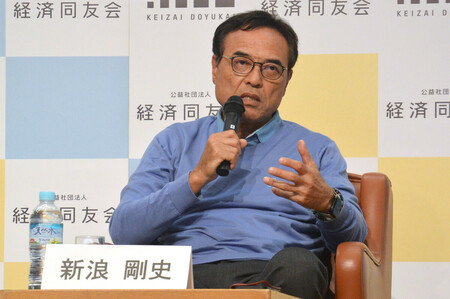 経済同友会の夏季セミナーで発言する新浪剛史代表幹事=19日午後、長野県軽井沢町