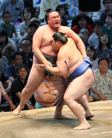 大の里(右)は金峰山を寄り切りで下す=19日、愛知・IGアリーナ