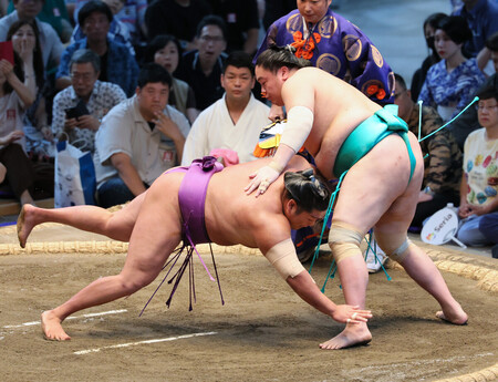 一山本(右)は尊富士をはたき込みで破る=19日、愛知・IGアリーナ