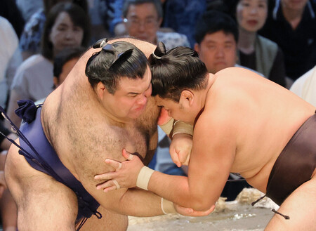 高安（左）を攻める霧島。はたき込みで下し６勝目＝１９日、愛知・ＩＧアリーナ