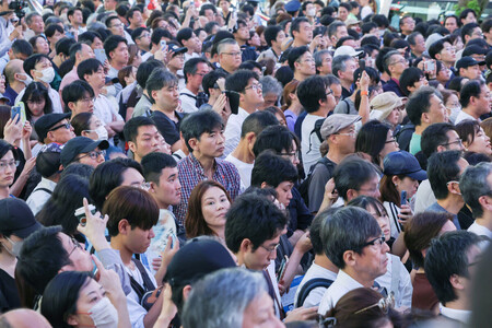 参院選の街頭演説を聞く有権者ら=19日午後、東京都大田区