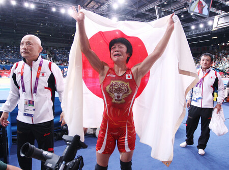 ロンドン五輪レスリング女子48キロ級で優勝し、日の丸を掲げて涙ぐむ小原日登美(中央)。左は栄和人監督=2012年8月8日、ロンドン