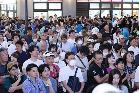 街頭演説を聴く有権者ら=19日午後、東京都大田区