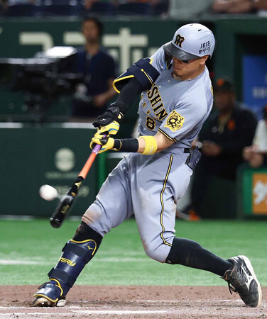 延長11回、先制の2ランを放つ阪神の佐藤輝=19日、東京ドーム
