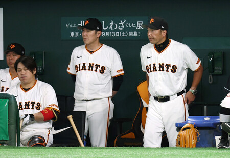 阪神に敗れ、厳しい表情を見せる巨人の阿部監督(右)=19日、東京ドーム