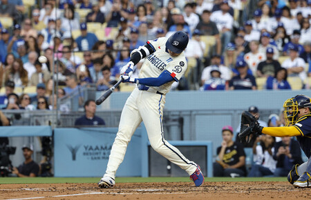 ブルワーズ戦の3回、2ランを放つドジャースの大谷=19日、ロサンゼルス(AFP時事)