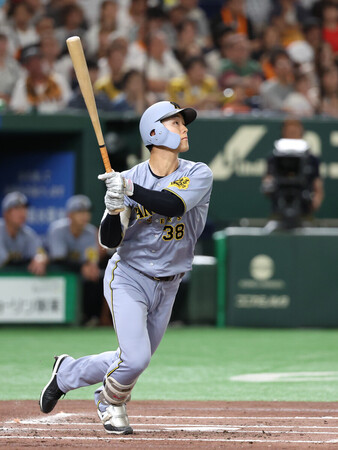２回、先制ソロ本塁打を放つ阪神の小幡＝２０日、東京ドーム