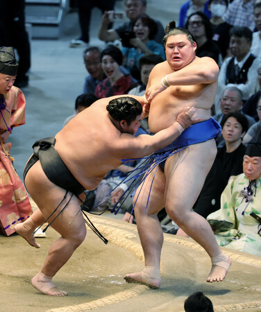 大の里(右)は伯桜鵬に押し出しで敗れる=20日、愛知・IGアリーナ