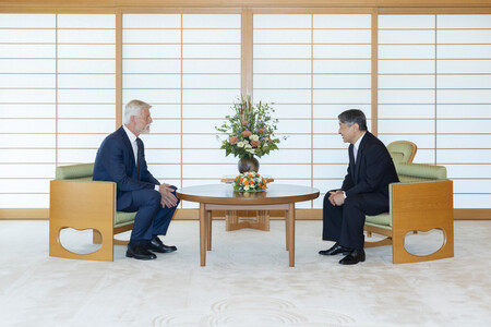 チェコのパベル大統領と会見される天皇陛下=25日午前、皇居・御所(宮内庁提供)