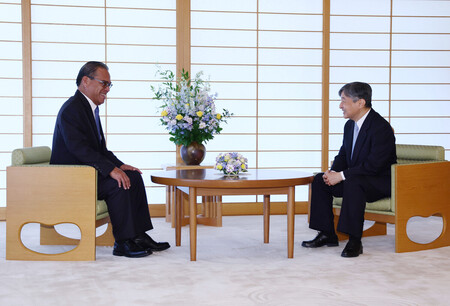 ミクロネシア連邦のシミナ大統領と会見される天皇陛下=29日午前、皇居・御所