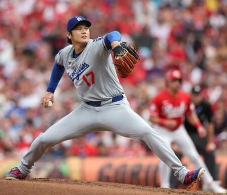 レッズ戦に先発し、力投するドジャースの大谷=30日、シンシナティ