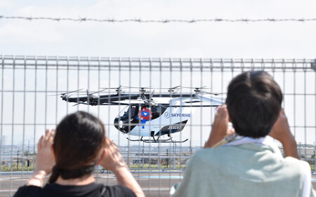 万博会場でデモ飛行を来場者に公開したスカイドライブの「空飛ぶクルマ」=31日午前、大阪市此花区