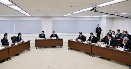 日米関税交渉の合意について、自動車業界と意見交換する石破茂首相(左から4人目)=31日午後、東京都港区(代表撮影)