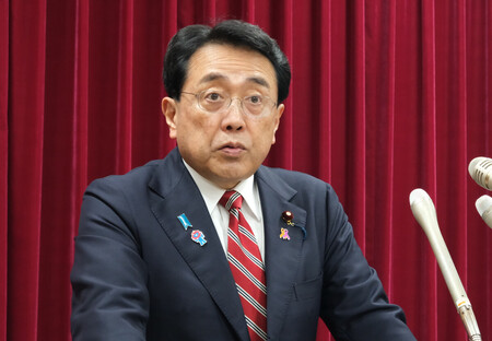閣議後の記者会見で米国の関税措置に関する質問に答える赤沢亮正経済再生担当相=1日午前、東京都千代田区