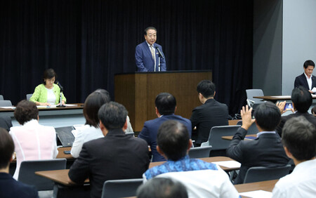 立憲民主党の会合であいさつする野田佳彦代表(中央奥)=1日午後、国会内