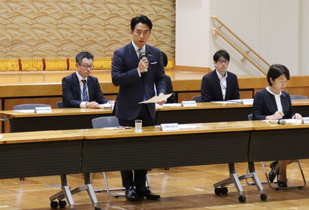 農林水産省の関税対策チーム会合であいさつする小泉進次郎農水相（前列左）＝１日午後、同省