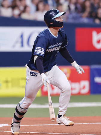 ２回、先制ソロ本塁打を放つ日本ハムの石井＝１日、京セラドーム