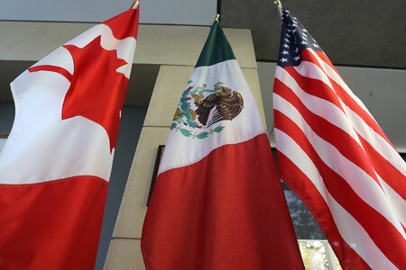 (左から)カナダとメキシコ、米国の国旗=2017年9月、オタワ(AFP時事)
