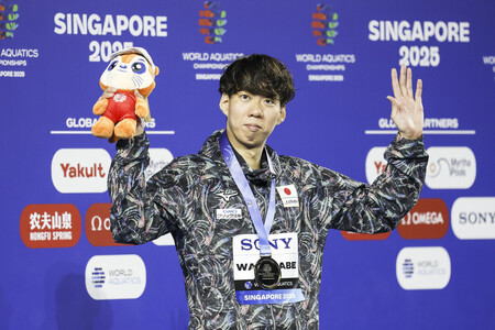 競泳男子200メートル平泳ぎで銀メダルを獲得した渡辺一平=1日、シンガポール(EPA時事)