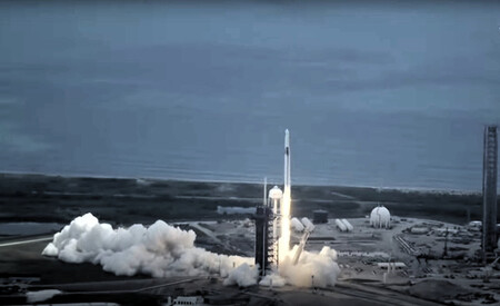油井亀美也さんらが搭乗し、打ち上げられた米宇宙船クルードラゴン１１号機＝１日、米フロリダ州ケネディ宇宙センター（ＮＡＳＡ公式ユーチューブより）