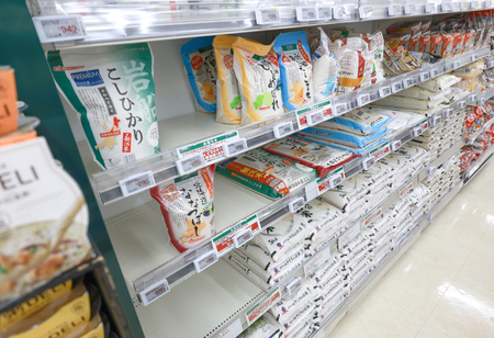 スーパーのコメ売り場=7月31日、東京都内