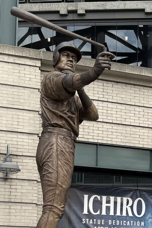 イチローさん、銅像披露に感慨＝ハプニングに苦笑いも―マリナーズ