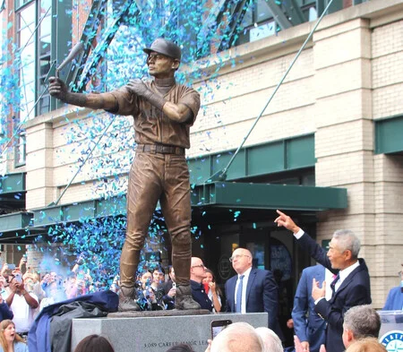 イチローさん、銅像披露に感慨＝ハプニングに苦笑いも―マリナーズ