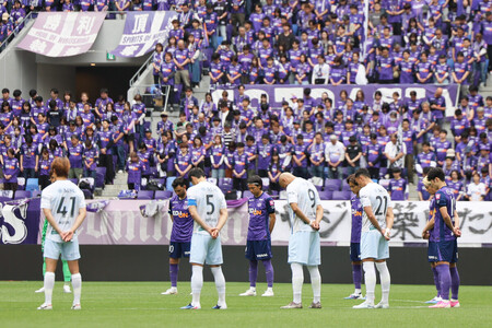 試合前、今西和男さんを悼み黙とうする広島、長崎の選手ら＝１８日、Ｅピース