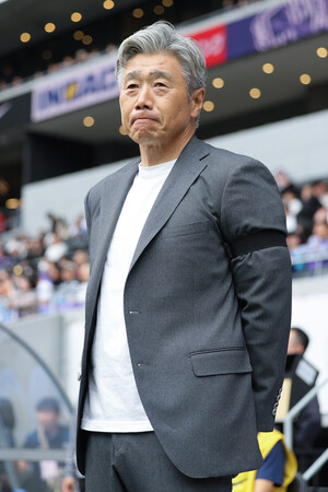 左腕に喪章を着けて試合に臨む長崎の高木監督＝１８日、Ｅピース
