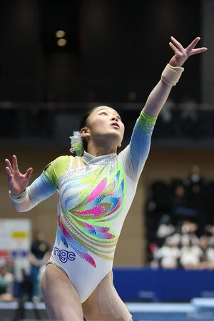 15歳西山実沙が初優勝＝岸里奈2位、岡村真が3位―全日本体操 | 時事