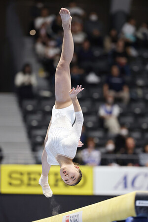 15歳西山実沙が初優勝＝岸里奈2位、岡村真が3位―全日本体操 | 時事