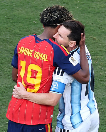 スペインのヤマル、デビュー大会V＝メッシと抱擁交わす―W杯サッカー