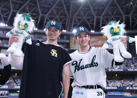 日本ハムに勝利し、ポーズを取るソフトバンクの上沢（左）と山本祐＝４日、京セラドーム