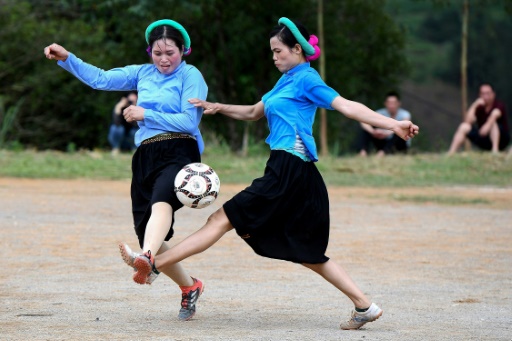 伝統衣装でプレーする女性サッカーチーム ベトナムで人気に 時事通信ニュース