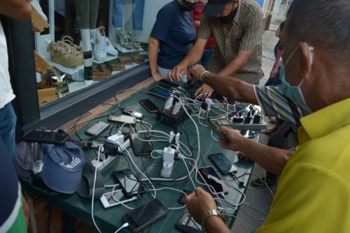 ｅｕ スマホ充電器の端子統一を義務付けへ 米アップルに打撃 時事通信ニュース