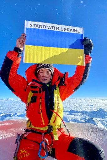 ウクライナ人登山家 エベレスト頂上で国旗掲げる 時事通信ニュース