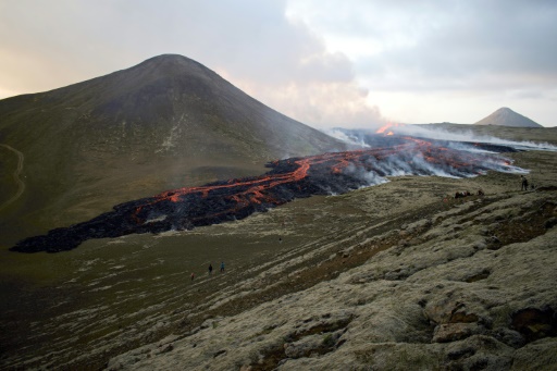 火山噴火の恐れで避難の住民、数分間の一時帰還 アイスランド | 時事