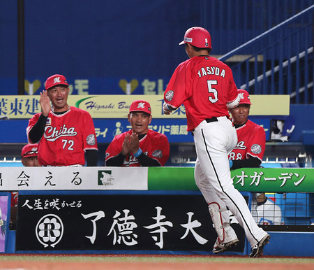 迎えられる安田 プロ野球 時事通信ニュース