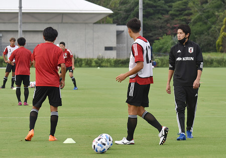 ｕ１９合宿での内田氏 サッカー 時事通信ニュース