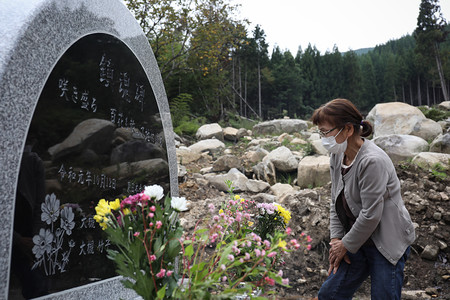 鎮魂碑に花を手向ける遺族 時事通信ニュース