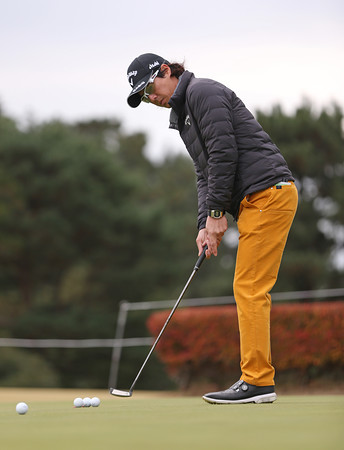 パット練習の石川 男子ゴルフ 時事通信ニュース